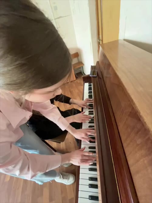 Video AgAD-GgAArfPOEk_2f0879a7-67b4-4814-8833-faaf9a37a9fb.mp4